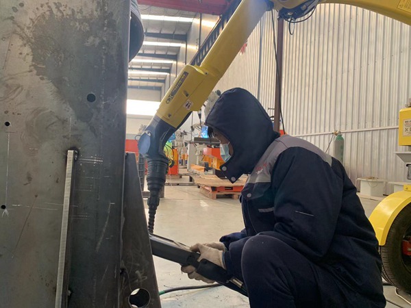如何選擇焊接機(jī)器人廠家？